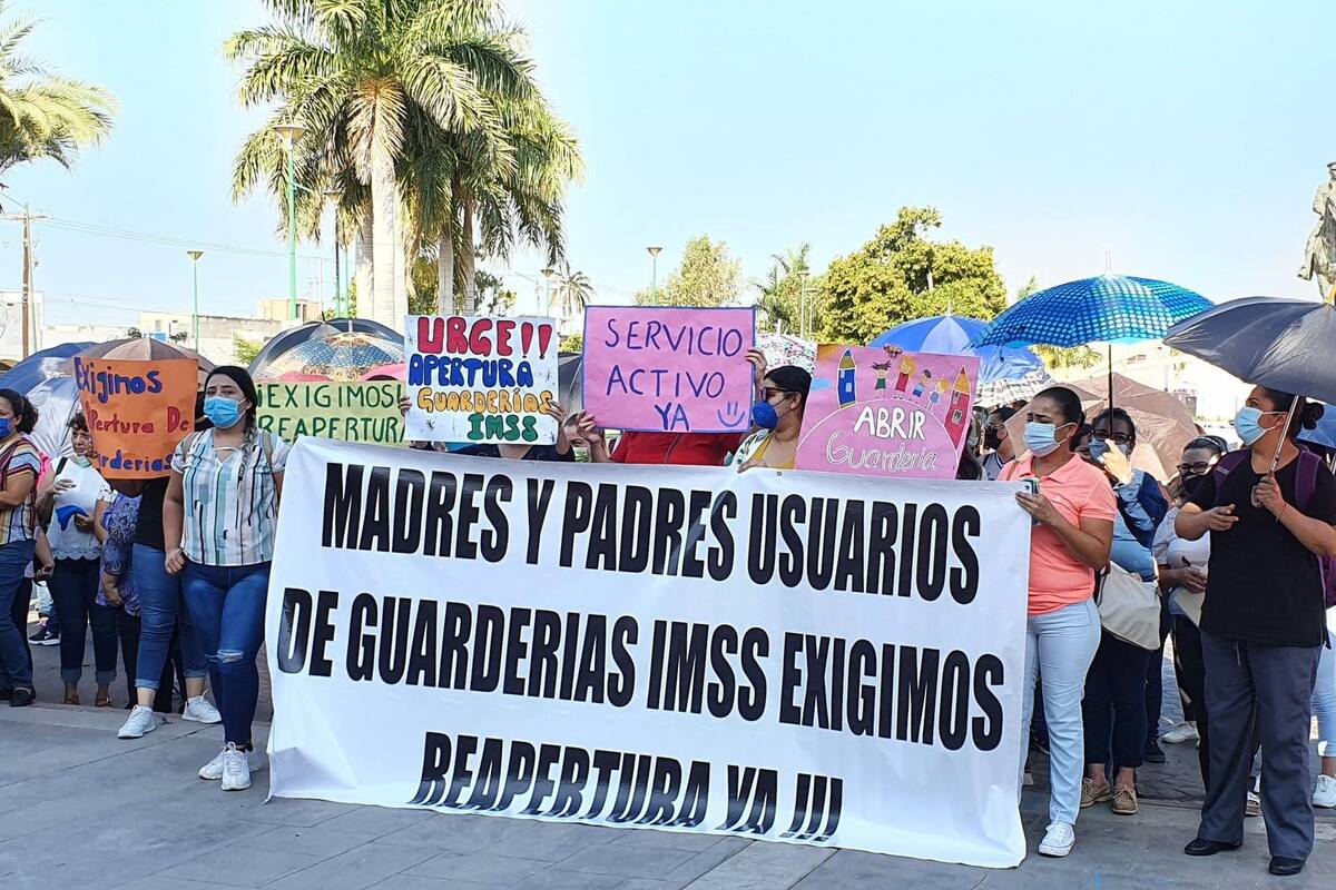 Más de cien madres de familia se manifiestan por apertura de guarderías en Obregón