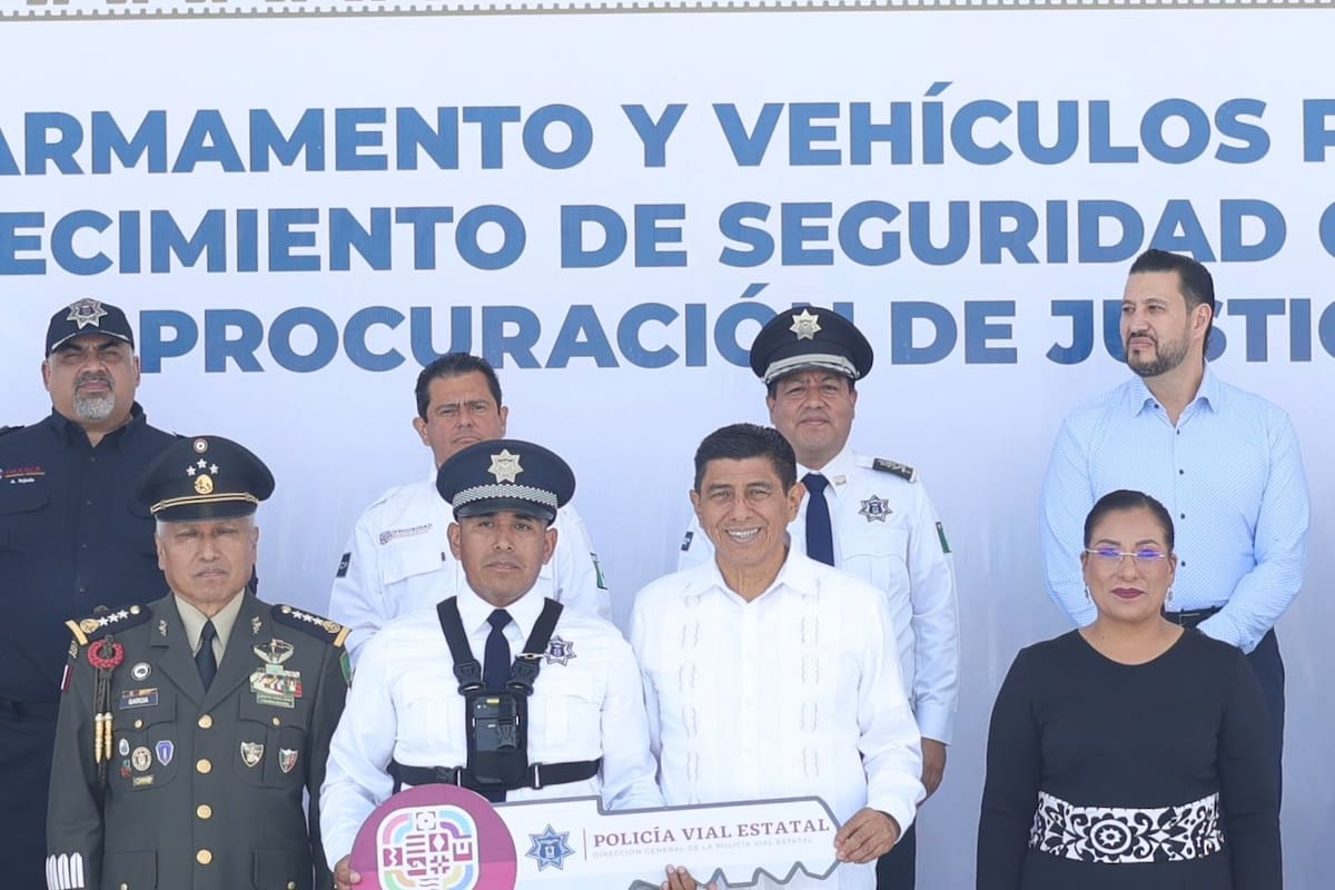 Gobierno de Oaxaca entrega rifles de origen israelí en medio de cuestionamientos por conflicto en Gaza