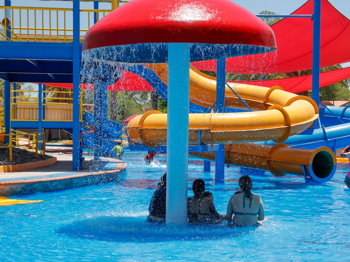 Familias disfrutan de las albercas del Bosque y Zoológico de la Ciudad de Mexicali, que reabrieron al público con el inicio de la temporada de verano. (Foto: Juan J. Morales)