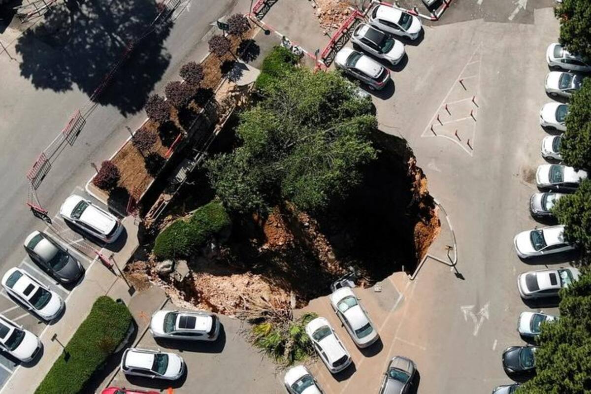 Estacionamiento en Jerusalén se traga varios autos