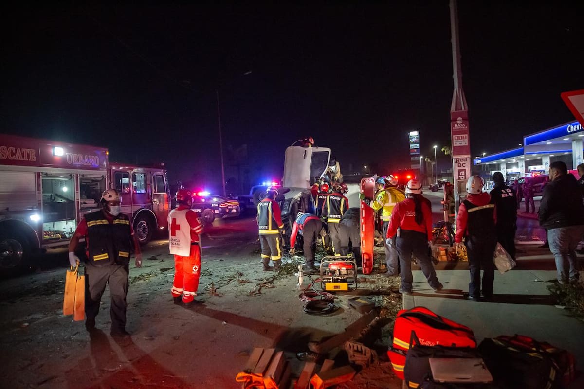 Accidente en bulevar Lázaro Cárdenas deja a conductor prensado dentro de su vehículo