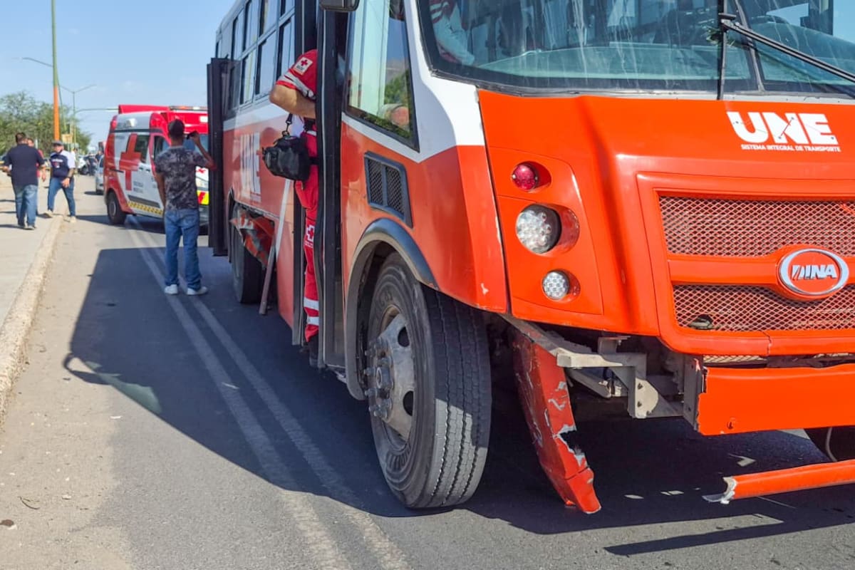 Choque en Hermosillo entre camión urbano y vehículo sedán deja a tres personas lesionadas