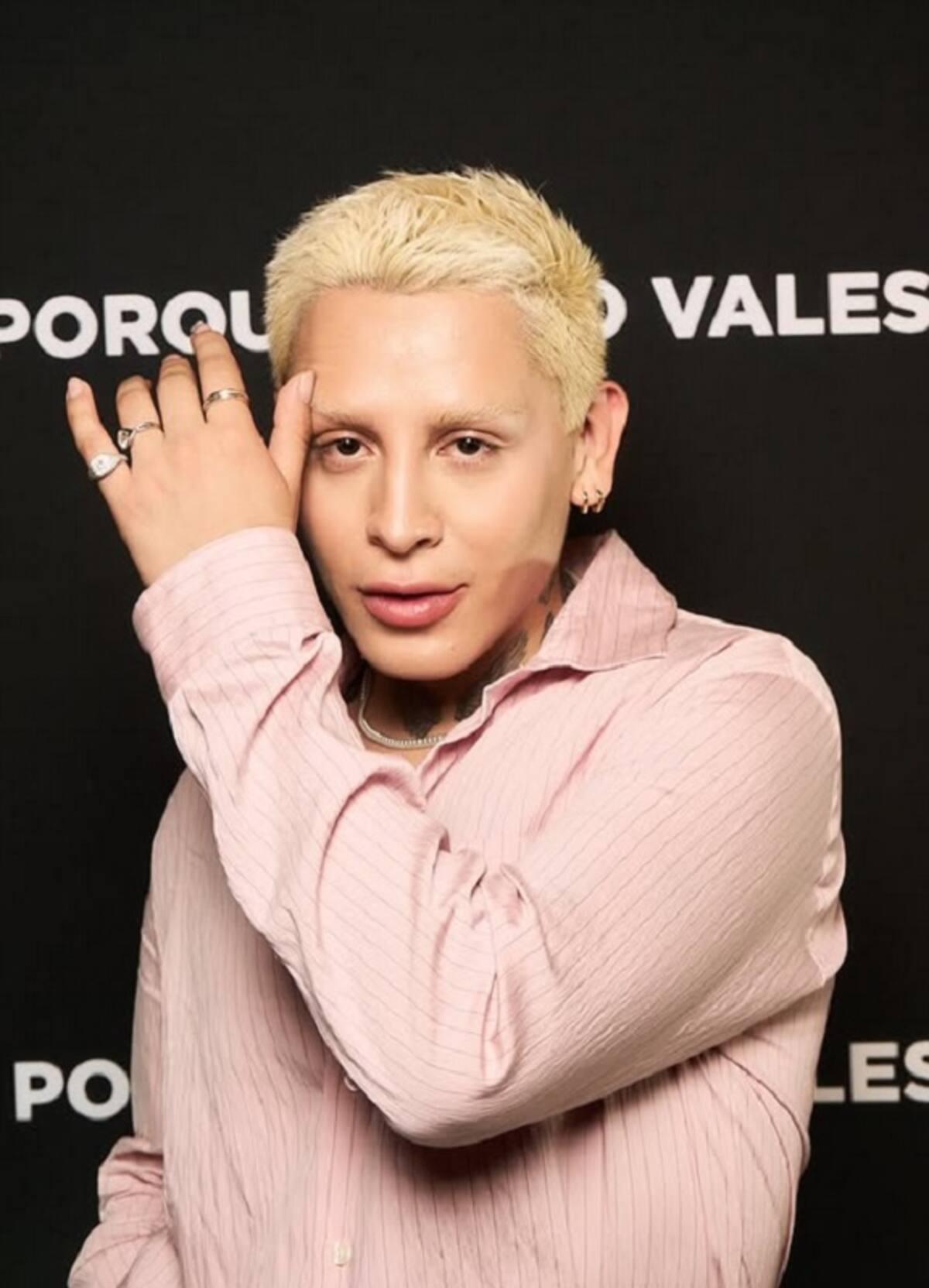 Kunno relató que fue atacado verbal y físicamente por un grupo de hombres al salir de un bar.