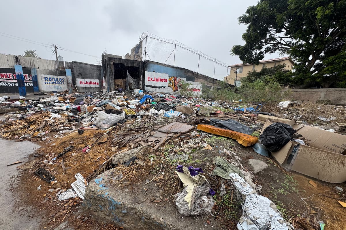 Piden limpiar terreno convertido en basurero clandestino en Tijuana