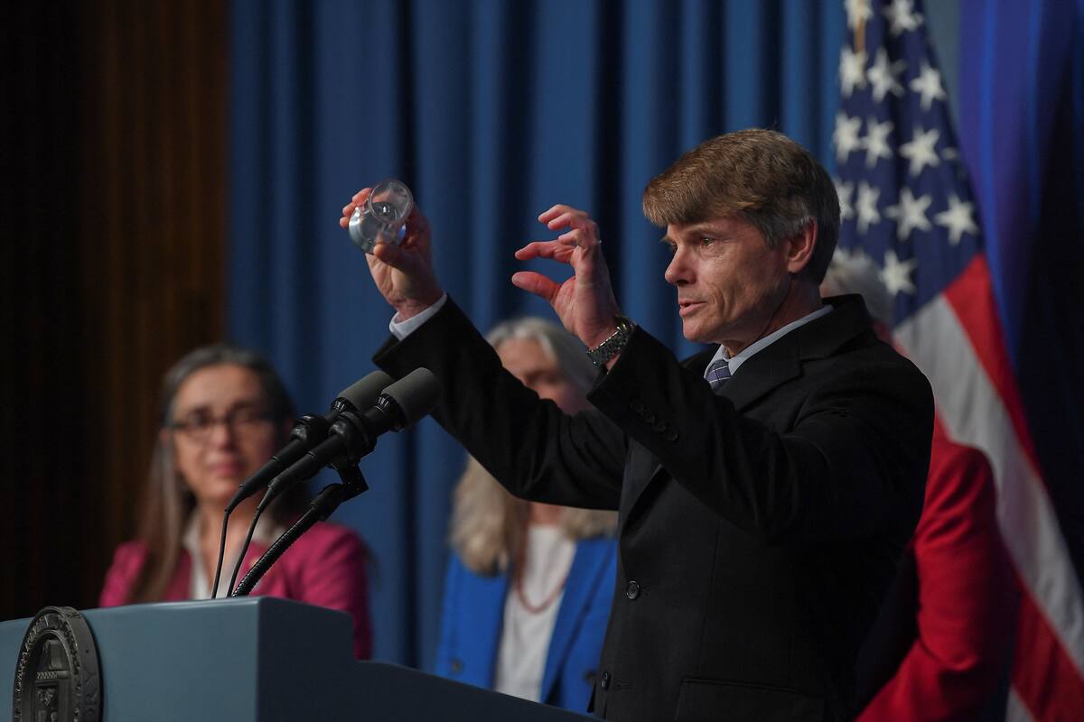El doctor Marvin Adams, Administrador Adjunto de Programas de Defensa de la Administración Nacional de Seguridad Nuclear del Departamento de Energía, sostiene una ayuda visual durante una conferencia de prensa del Departamento de Energía de Estados Unidos para anunciar que los científicos del Laboratorio Nacional Lawrence Livermore (LLNL) han logrado un gran avance en la energía de fusión, en Washington, Estados Unidos, 13 de diciembre de 2022. REUTERS/Mary F. Calvert