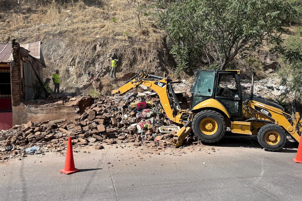 Demuelen casas abandonadas en Nogales para mejorar la imagen urbana del municipio