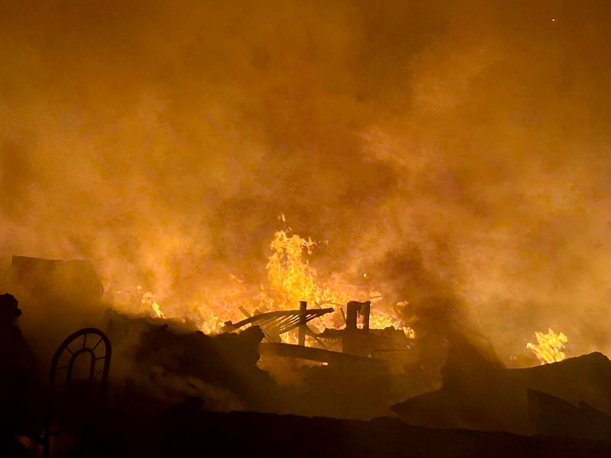 Un fuerte incendio en la colonia Rancho Las Flores segunda sección consumió por completo varias viviendas, dejando a familias en la calle. Foto: Border Zoom
