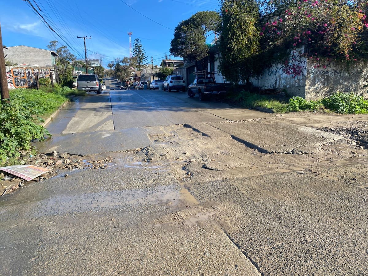 Un hoyo de gran tamaño ubicado en medio de la vialidad principal vuelve imposible evadir daños a los vehículos, manifiestan. Foto: Emmanuel Castañeda