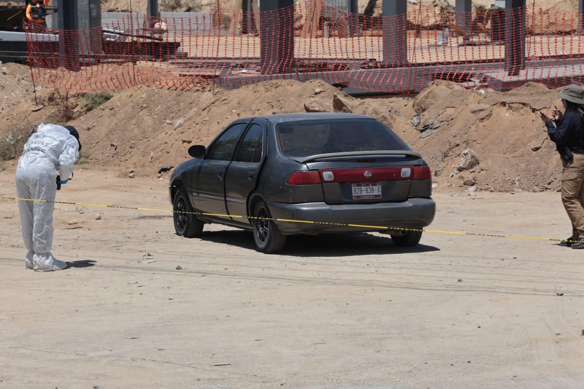 Localizan dos cadáveres en la cajuela de un vehículo en el bulevar 2000