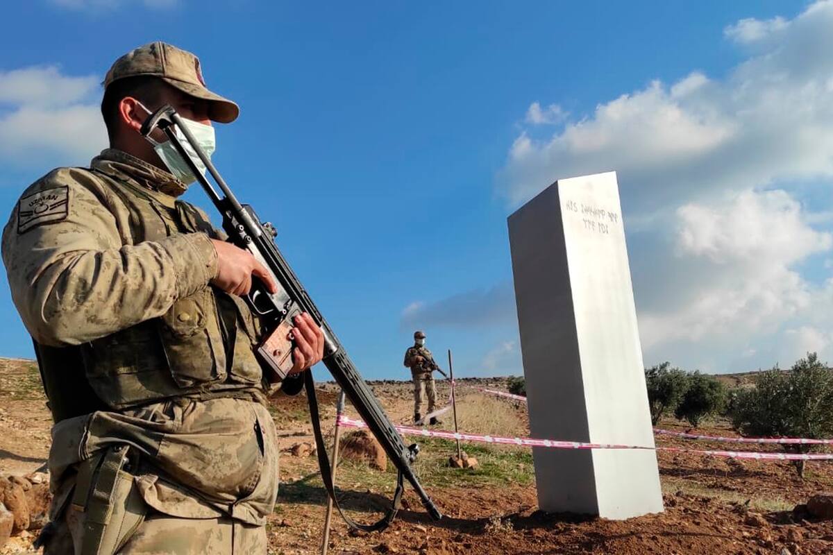 Aparece misterioso monolito en el Sureste de Turquía