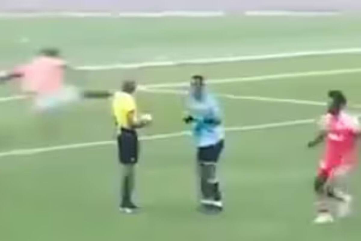 VIDEO: Aficionados golpean a árbitro después de que perdiera su equipo