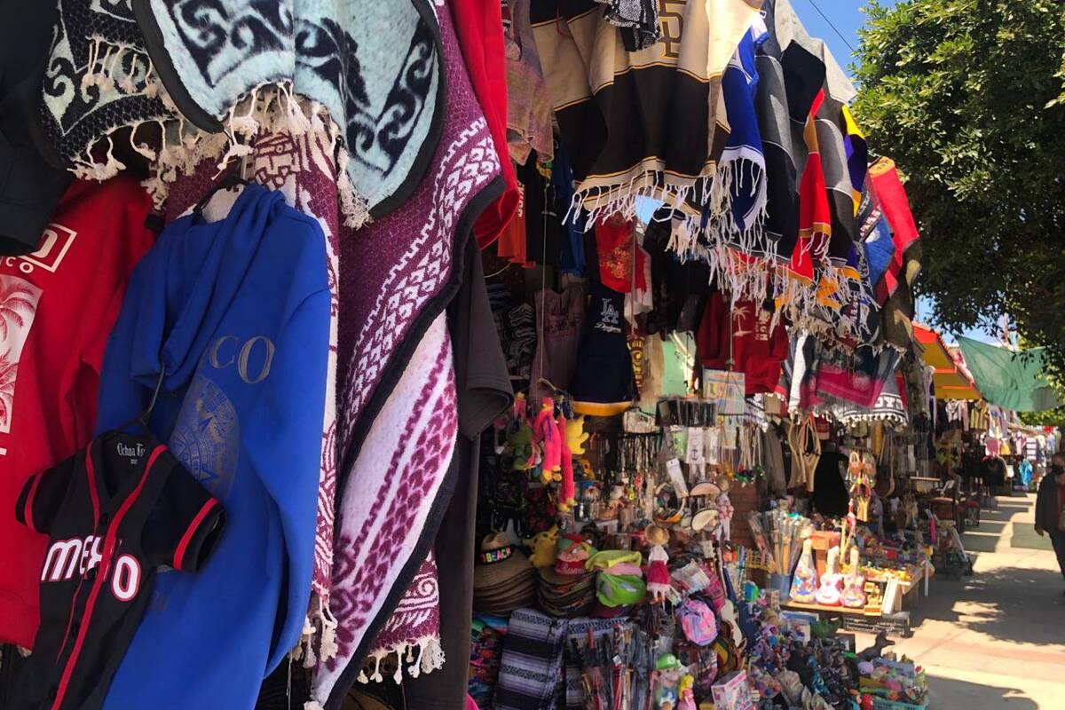 Experimentan vendedores baja hasta del 50% en mercado de artesanías