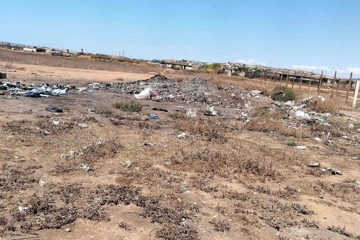 Basureros clandestinos y quema de basura persisten en San Quintín; regidor denuncia falta de atención