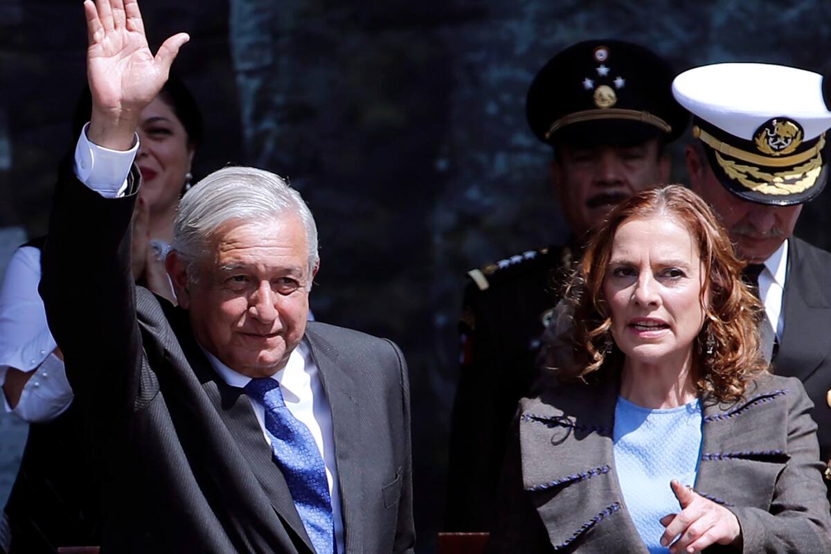 Popularidad de AMLO empieza a declinar, indican encuestas