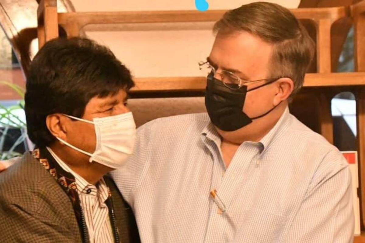 Evo Morales llega a México y Marcelo Ebrard lo recibe con "abrazo solidario"