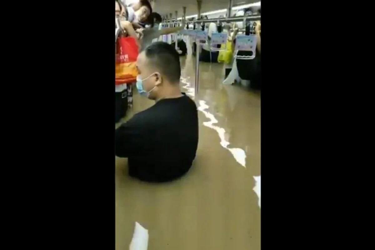 Inundaciones también afectan a China: Agua atrapa a pasajeros en el metro