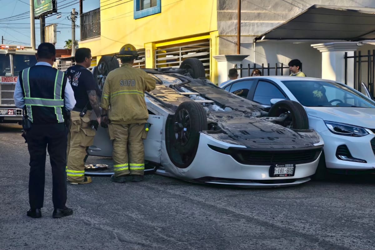Adulta mayor choca contra dos carros y termina volcada en la Insurgentes Este