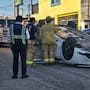 Adulta mayor choca contra dos carros y termina volcada en la Insurgentes Este