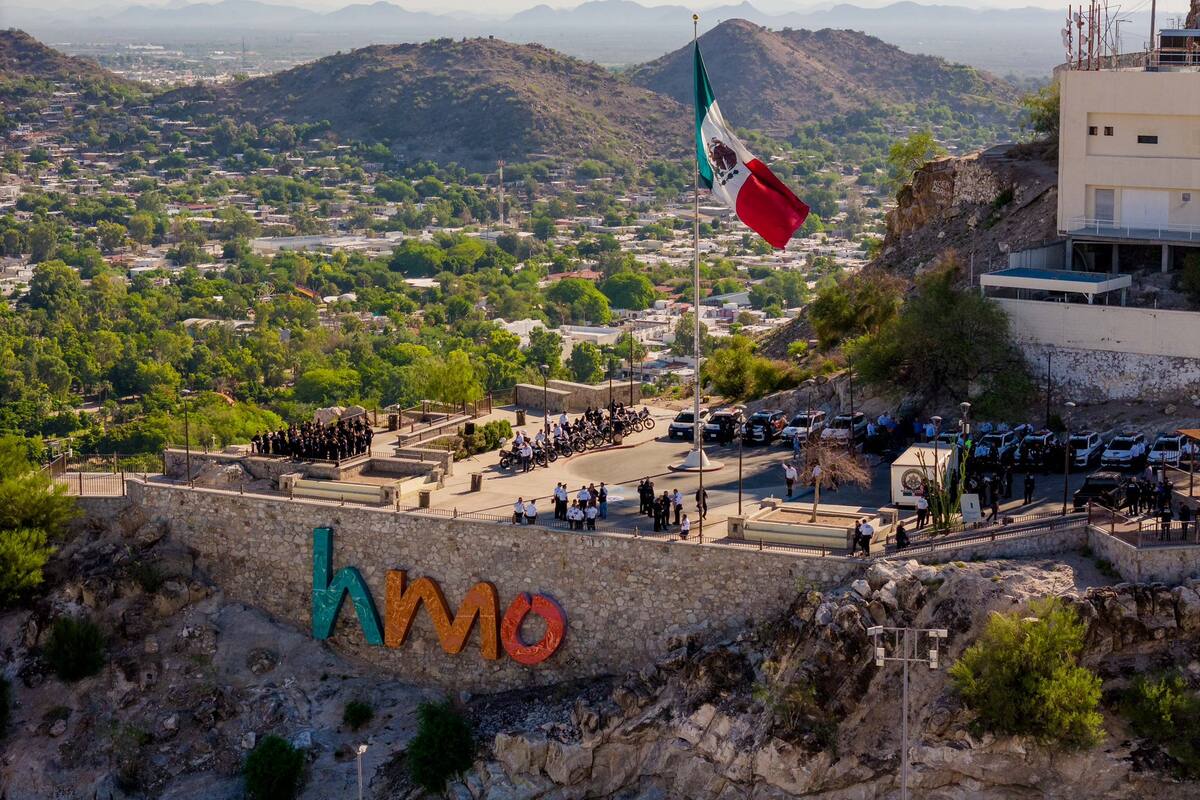 Preside Toño Astiazarán ceremonia cívica e izamiento de Bandera