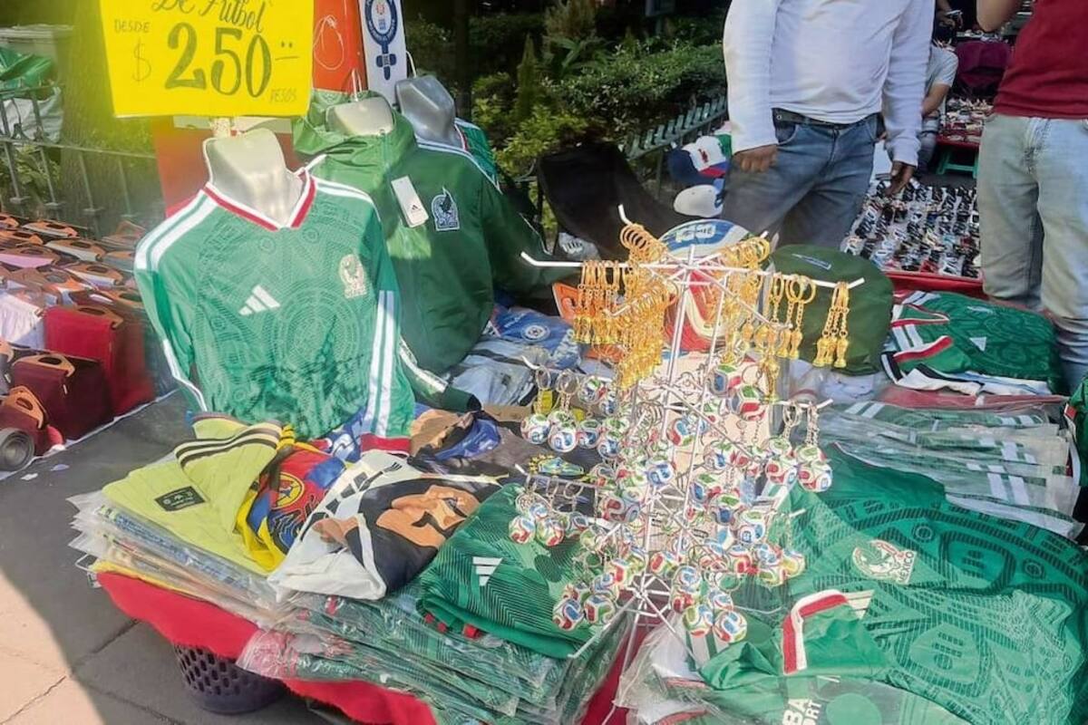 Mientras la playera oficial cuesta más de 2 mil pesos, aficionados prefieren versiones pirata de la Selección Mexicana
