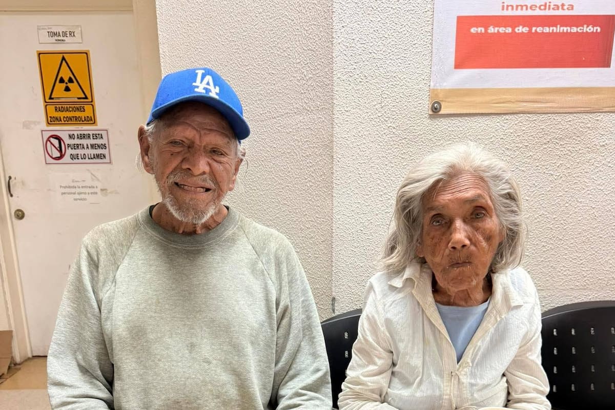 Adultos mayores viven en hospital de Guaymas tras ser abandonados por su familia; usuaria moviliza redes para ayudarlos