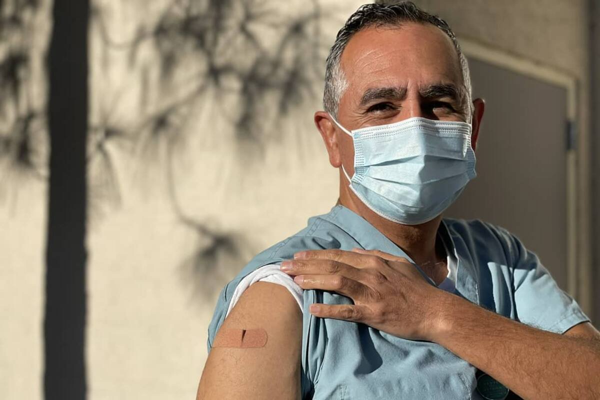 Médico tijuanense, de los primeros en recibir vacuna de Pfizer