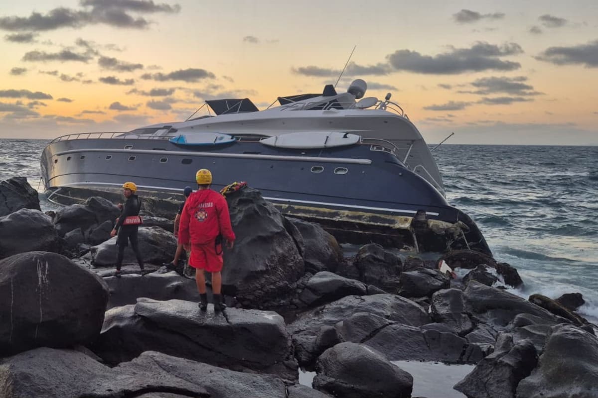 Auxilian bomberos y Armada a tres tripulantes de yate encallado en La Salina