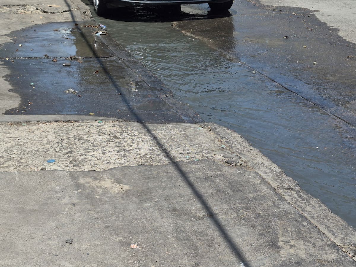Vecinos señalan que el problema inició hace un mes aproximadamente y que en los últimos días se ha intensificado. Foto: Michelle Castillo.