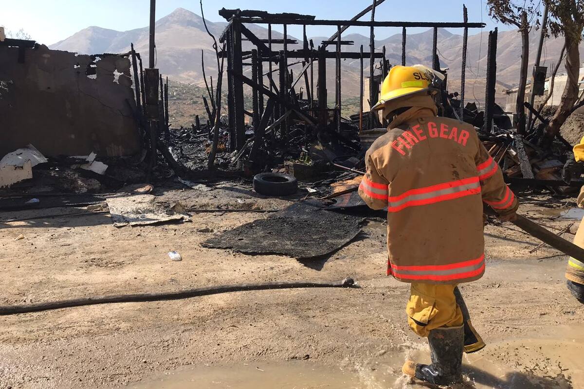 Fuerte incendio deja pérdidas totales en Lomas del Pedregal