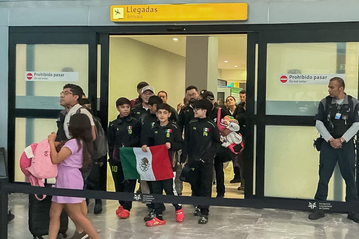 Familiares recibieron con pancartas y abrazos a los integrantes de Leyendas Obeliz tras su llegada al Aeropuerto Internacional de Tijuana. Foto: Border Zoom.
