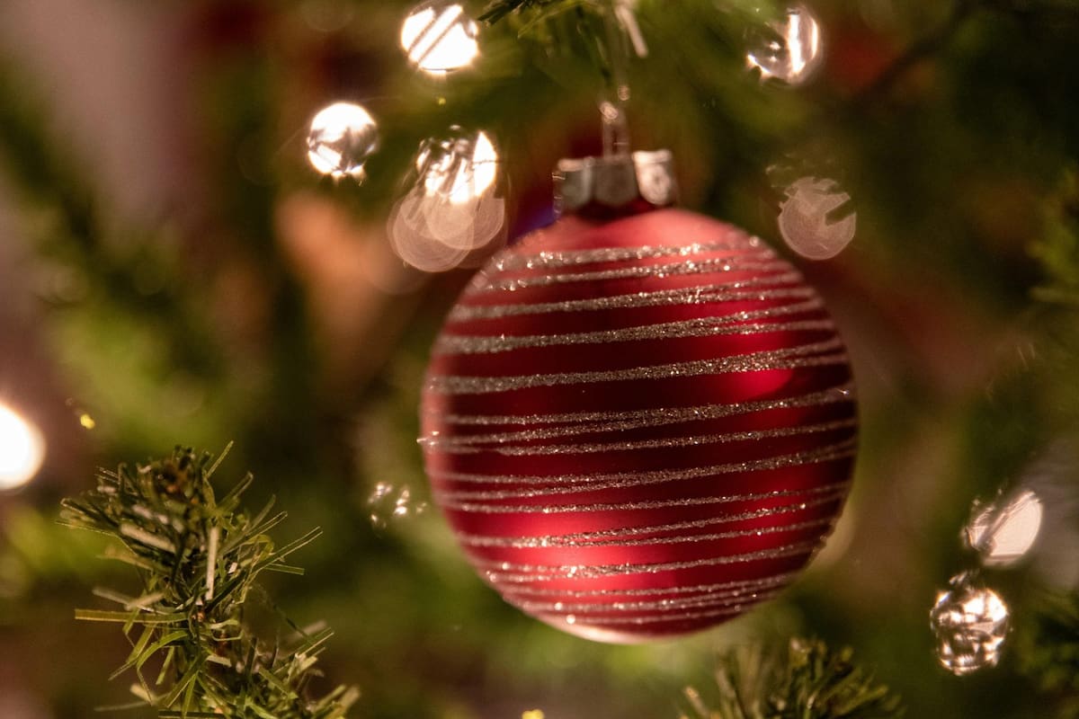 Qué significa poner esferas en el árbol de Navidad: origen y por qué se colocan