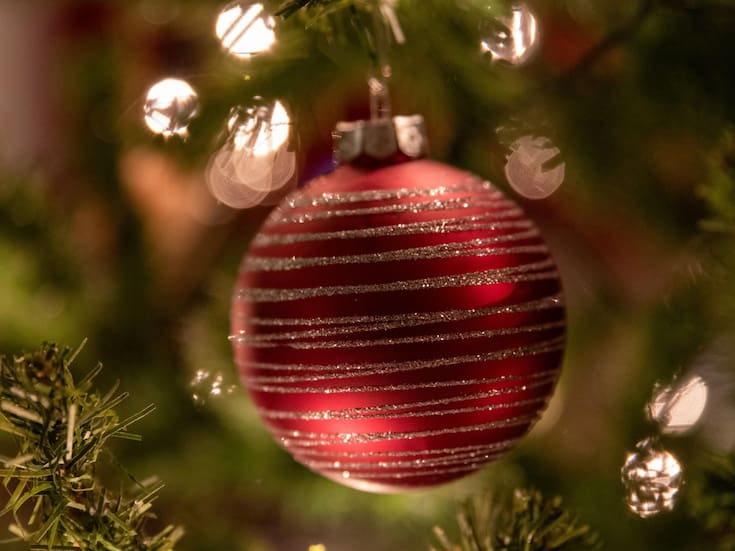 Qué significa poner esferas en el árbol de Navidad: origen y por qué se colocan