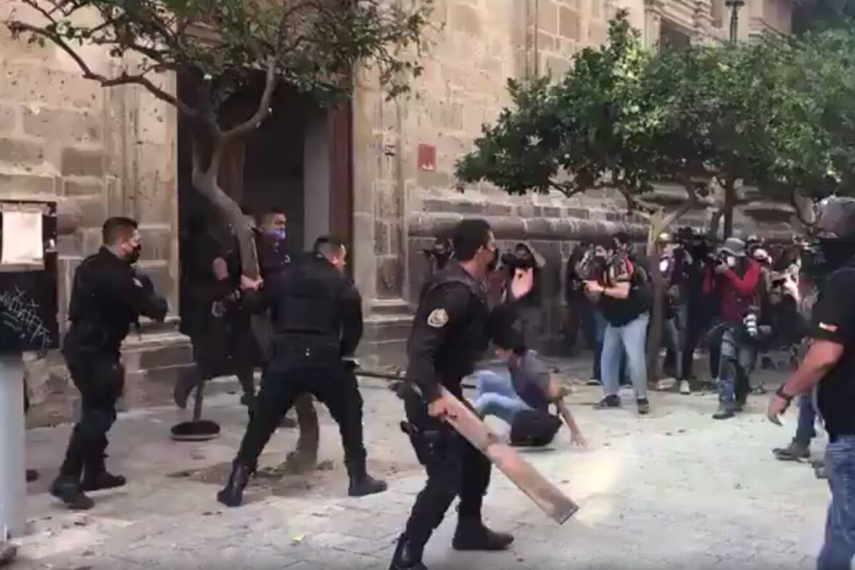 VIDEO: Policías agreden con palos a manifestantes que exigen justicia por asesinato de Giovanni