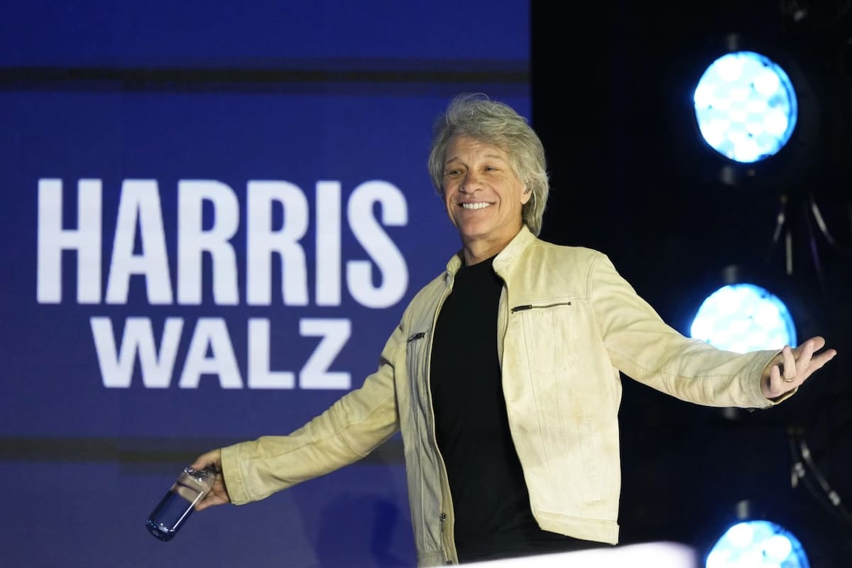 Jon Bon Jovi llega para actuar durante un mitin de campaña del candidato demócrata a la exvicepresidencia, el gobernador de Minnesota Tim Walz, el lunes 4 de noviembre de 2024, en Detroit. | Crédito: AP/Charlie Neibergall