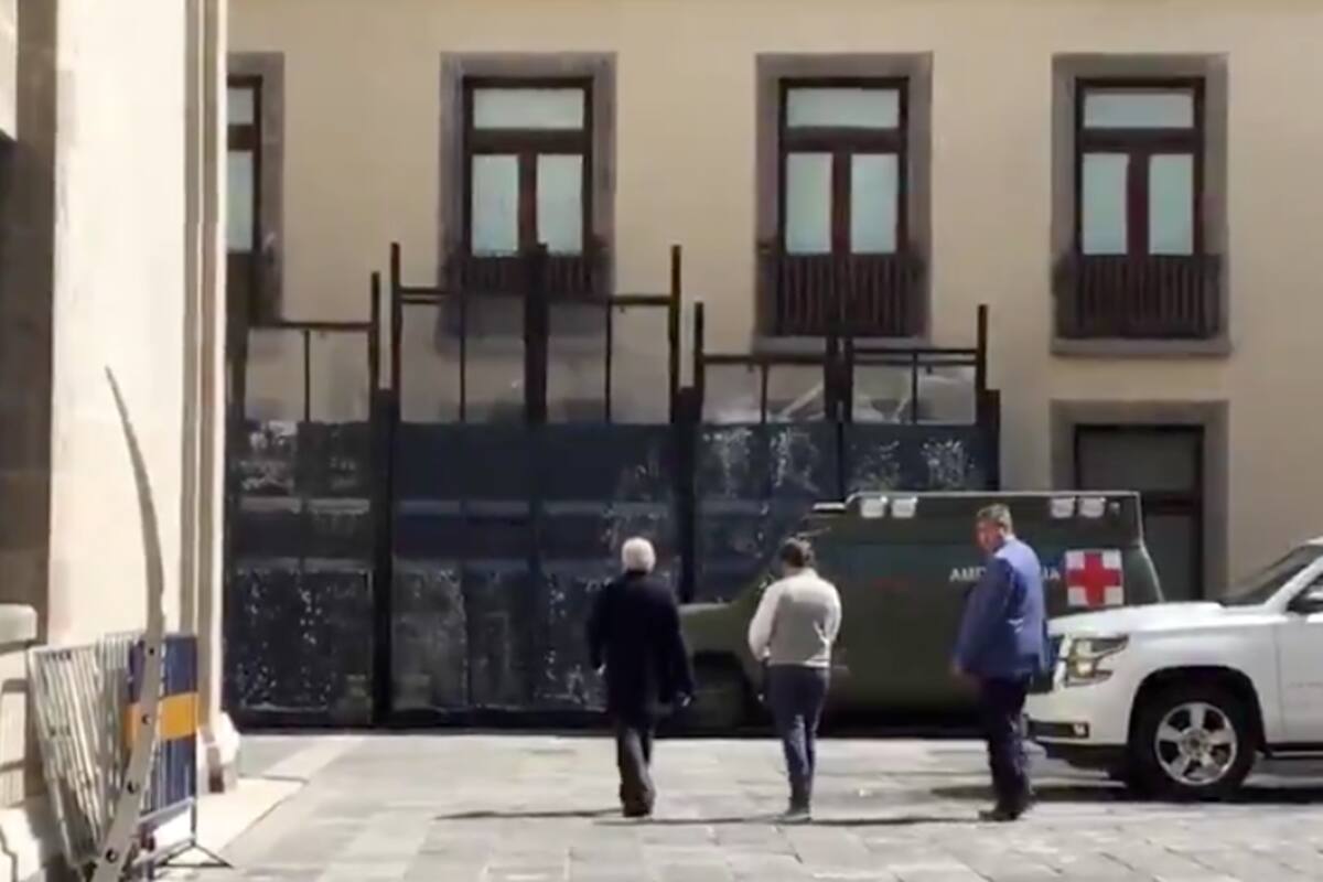 Captan a AMLO en video caminando en Palacio Nacional portando cubreboca
