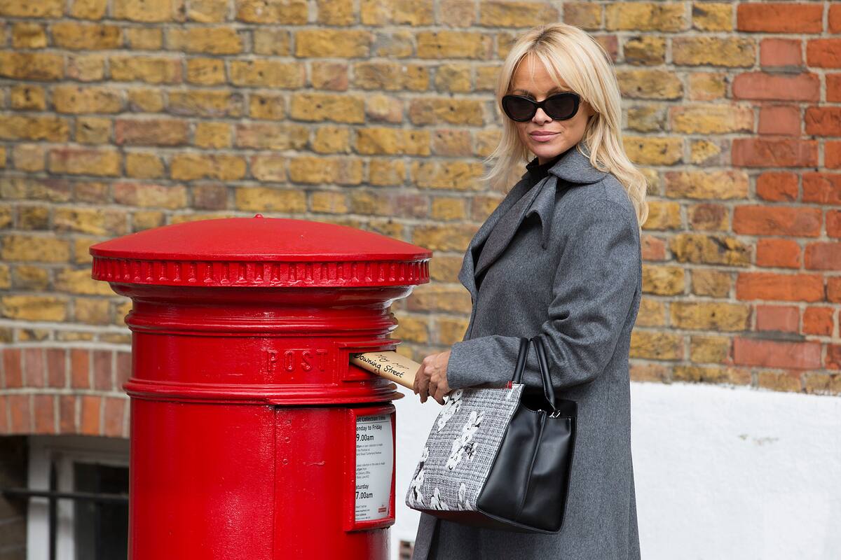 Pamela Anderson rompe con el futbolista francés Rami y le acusa de infidelidad París