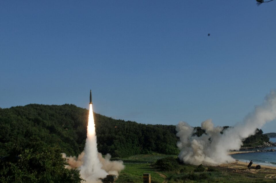 Tropas de Estados Unidos y Corea del Sur, utilizando el Sistema de Misiles Tácticos del Ejército (ATACMS) y el misil Hyunmoo II de Corea del Sur, disparan misiles hacia las aguas del Mar del Este, frente a las costas de Corea del Sur, el 5 de julio de 2017. 8.º Ejército de Estados Unidos/Distribución vía REUTERS/Foto de archivo.