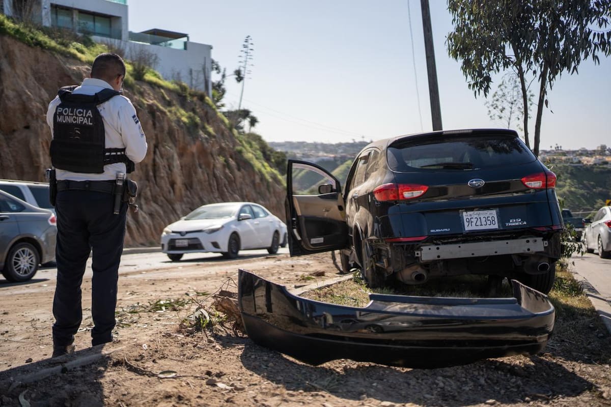 Un vehículo acabó sobre el camellón central de la avenida Internacional, a la altura de la colonia El Soler, luego de que el conductor chocara primero contra un árbol y posteriormente con un poste del alumbrado público. Foto: Border Zoom