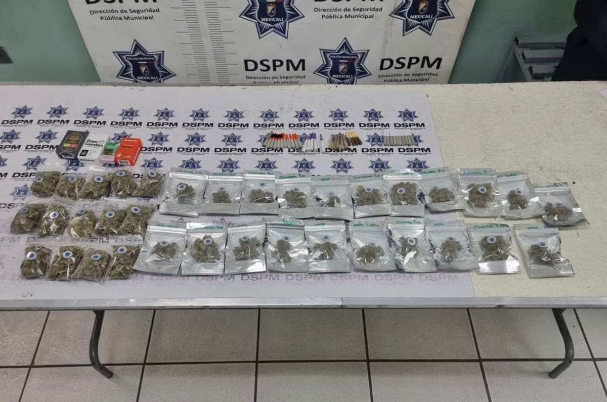 El hombre fue asegurado por policías municipales en la colonia Esperanza Agrícola tras ser interceptado por exceso de velocidad y hallarle bolsas y cigarros con mariguana. Foto: Cortesía