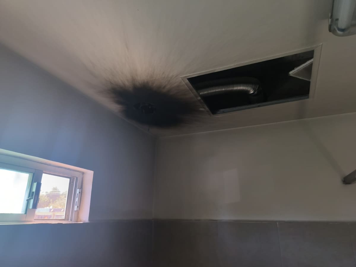 El conato de incendio causó daños en el techo de las instalaciones del IMSS en Poblado Miguel Alemán. | Especial GH