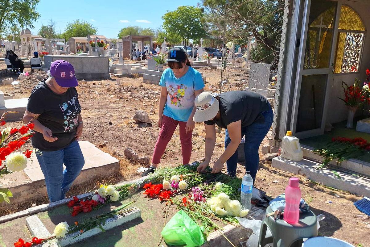 Pasan la tradición del Día de Muertos de generación en generación