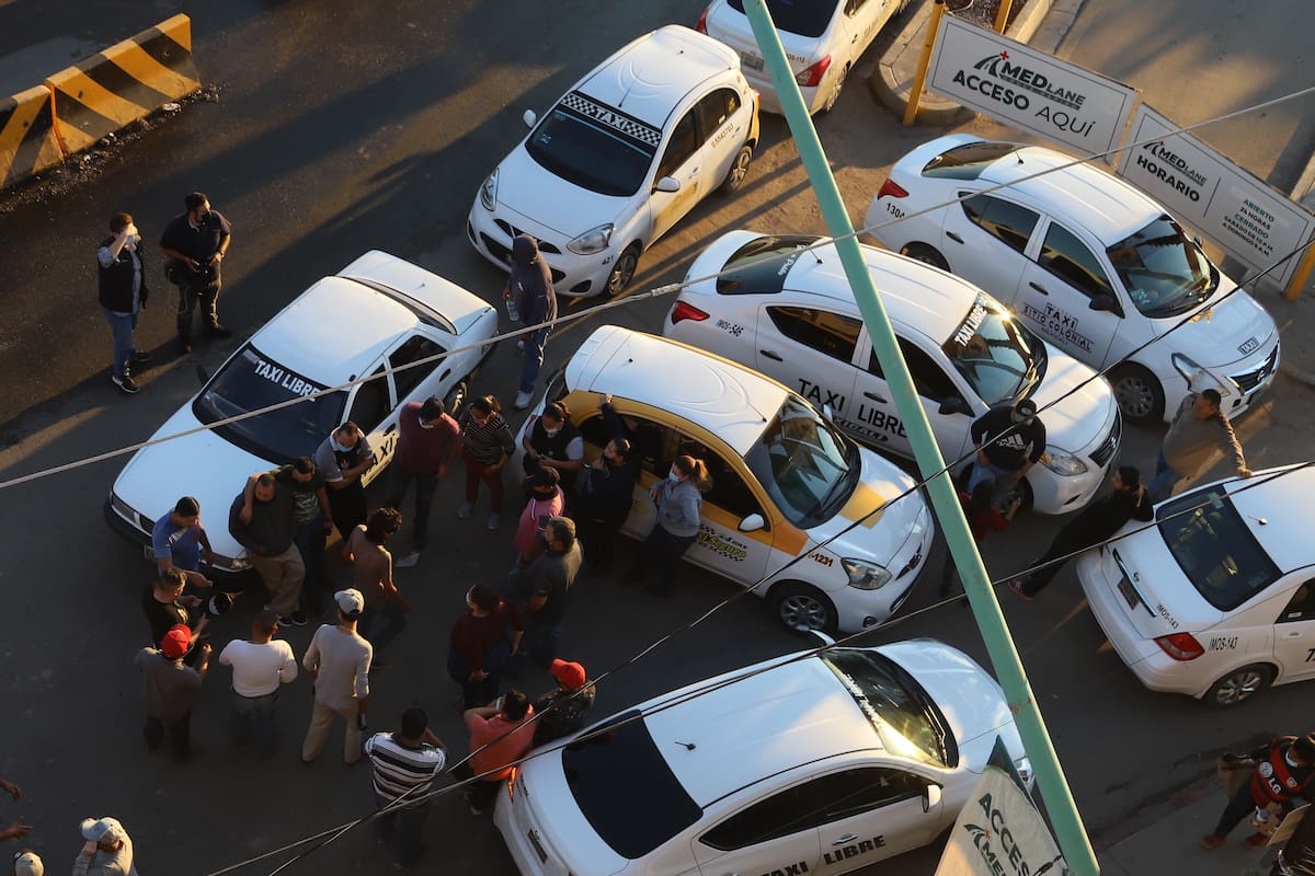 Bloquean taxistas la garita internacional; exigen los dejen trabajar