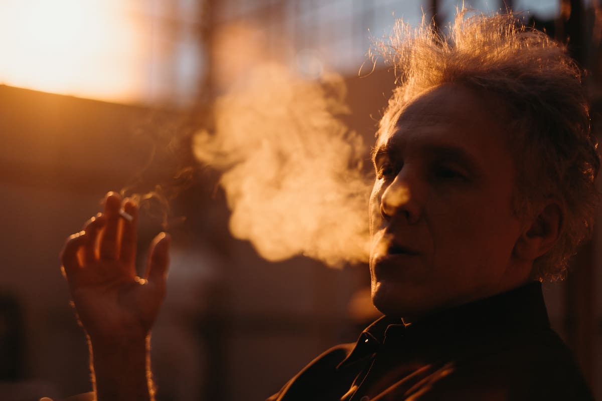 Fumar cigarrillos duplica el riesgo de discapacidad en adultos, revela estudio