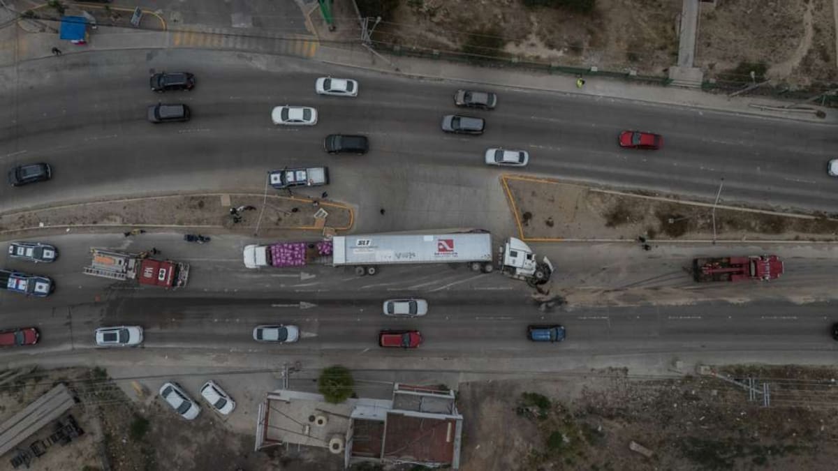El conductor resultó ileso tras el accidente; autoridades realizaron labores de limpieza y control vehicular en la zona. Foto: Border Zoom