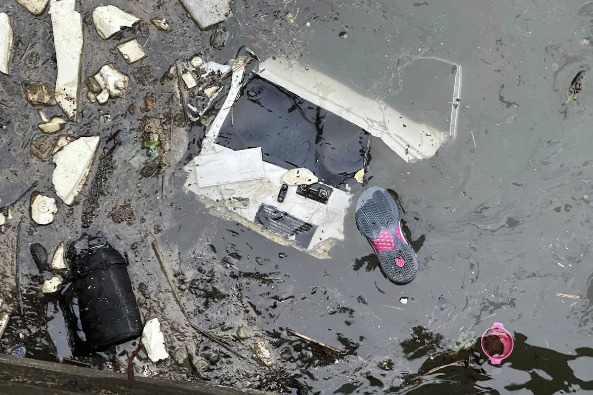 Restos flotan en el agua en la zona donde un helicóptero se estrelló contra el río Hudson, el jueves 10 de abril de 2025, en Jersey City, Nueva Jersey. | Crédito: AP/Ted Shaffrey