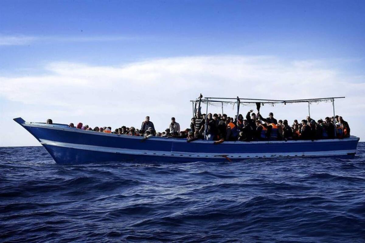 Mueren 15 personas al naufragar en bote que había pedido ayuda a la Guardia Costera en Libia