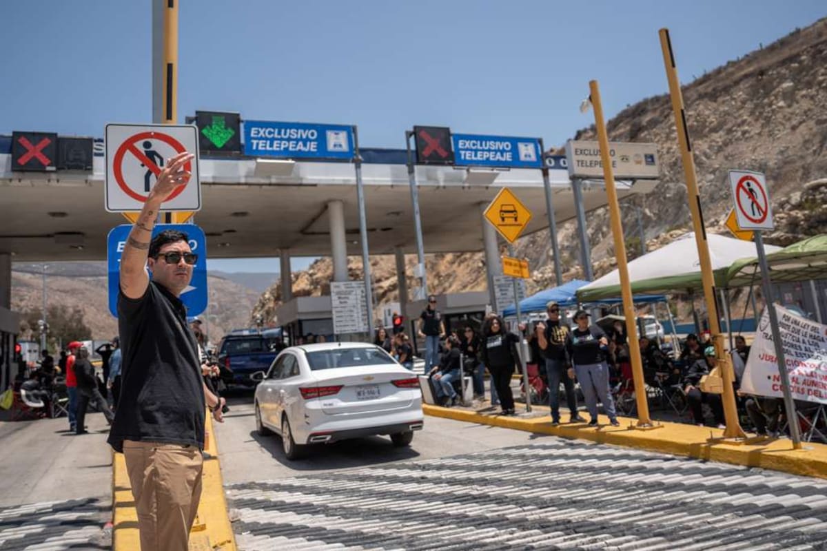 Docentes toman casetas en la carretera Tijuana-Mexicali