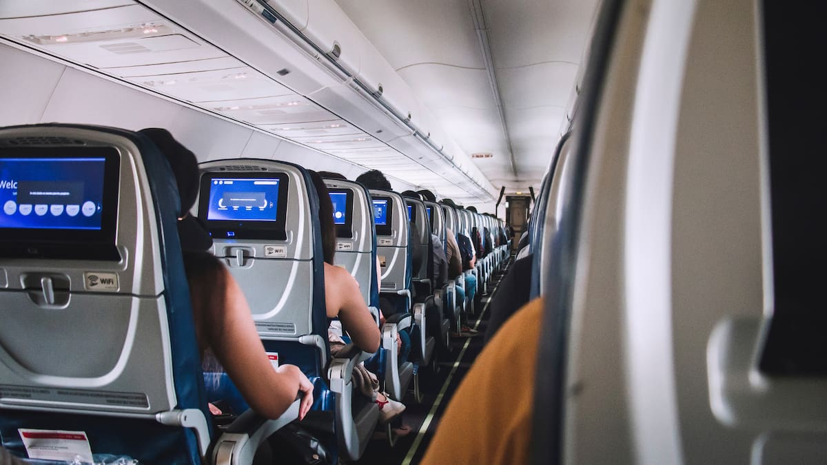 Expertos y autoridades coinciden en que encontrar vuelos más baratos, depende de la flexibilidad de las personas al buscar opciones, como ajustarse a ciertos horarios y días de la semana. | Foto: Canva