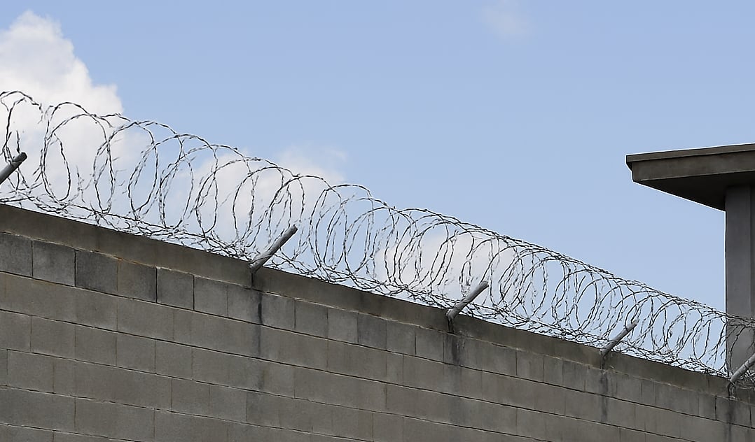 La resolución del caso se obtuvo mediante la figura de procedimiento abreviado. Este mecanismo del sistema de justicia penal acusatorio permite a la persona imputada aceptar su responsabilidad en los hechos a cambio de recibir una pena reducida y evitar el desarrollo de un juicio oral.