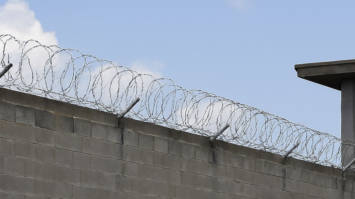 Hallan sin vida a interno en el penal de Aguaruto: celda cerrada desde dentro apunta a posible suicidio, mientras autoridades activan investigación oficial